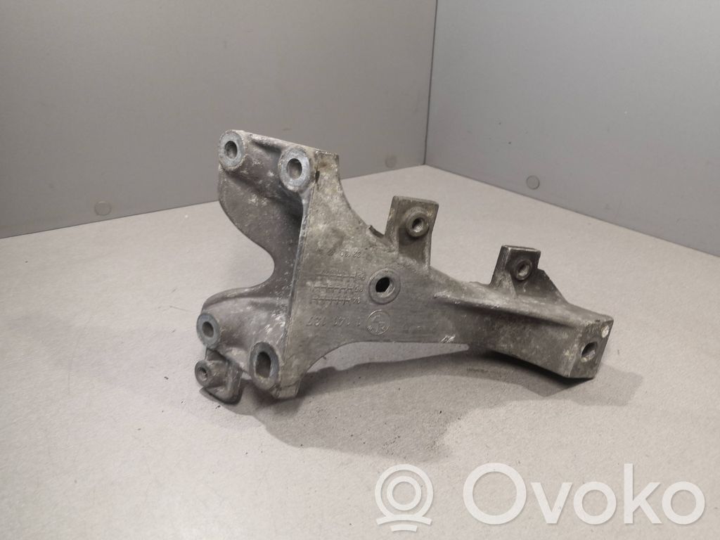 BMW 5 E39 Engine mounting bracket 