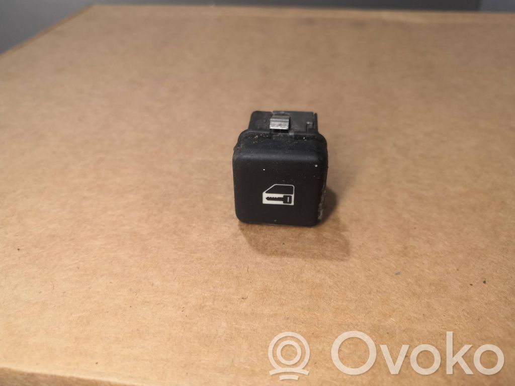 Central locking switch button   8260828