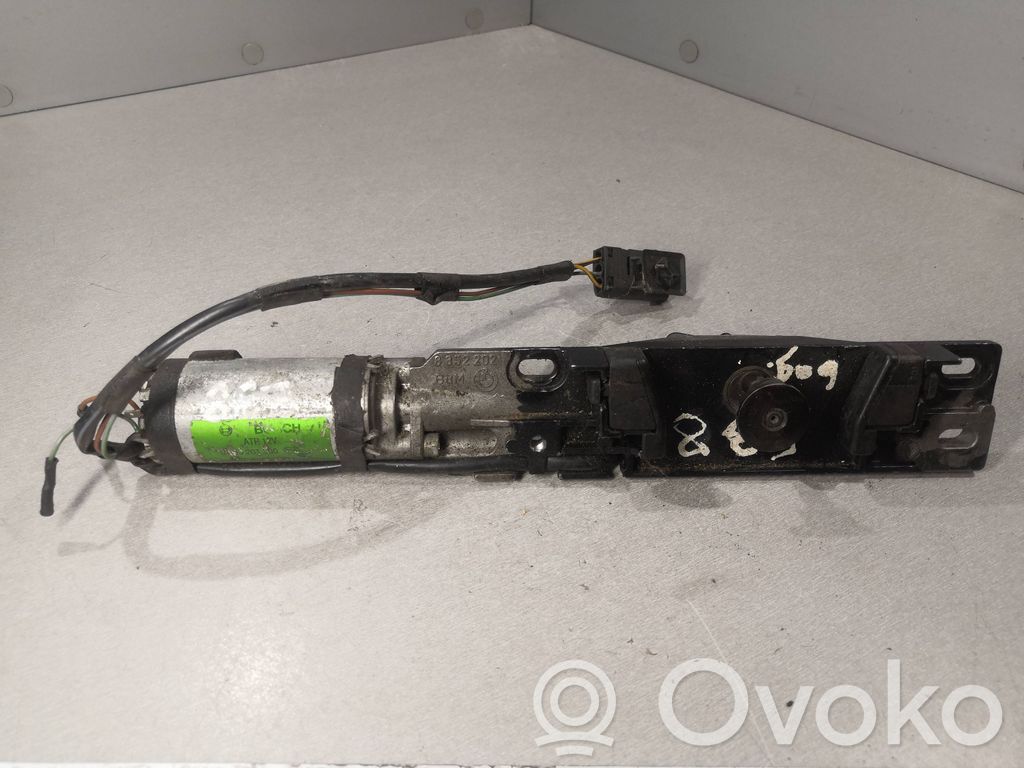 BMW 7 E38 Aizmugurējā pārsega pievilcējs 