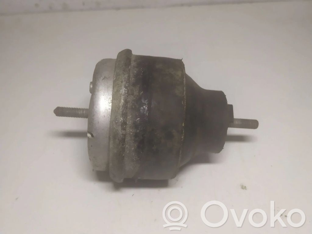 Volkswagen PASSAT B5.5 Engine mount bracket 