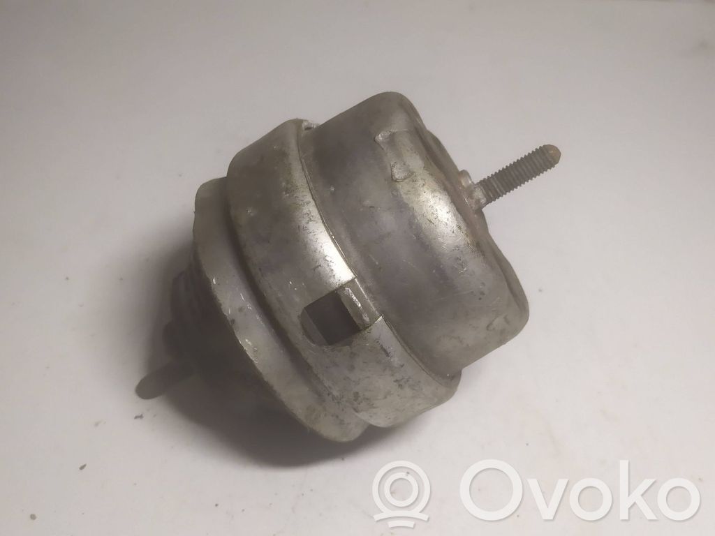 Volkswagen PASSAT B5.5 Engine mount bracket 
