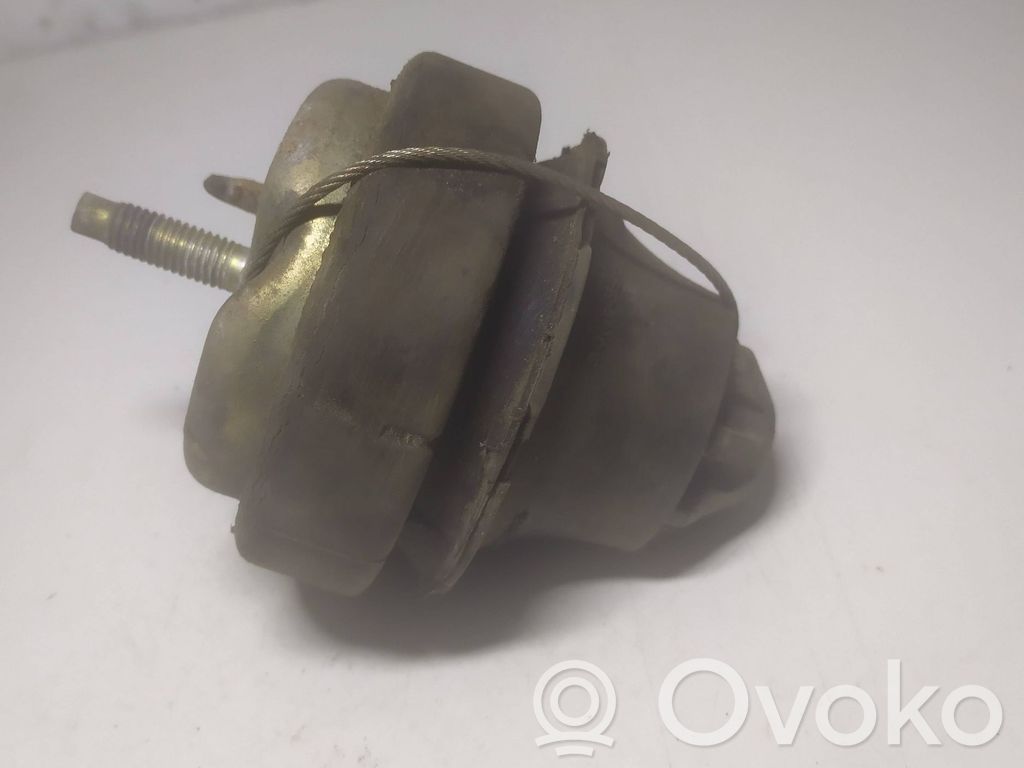 Volvo V70 Engine mount bracket 