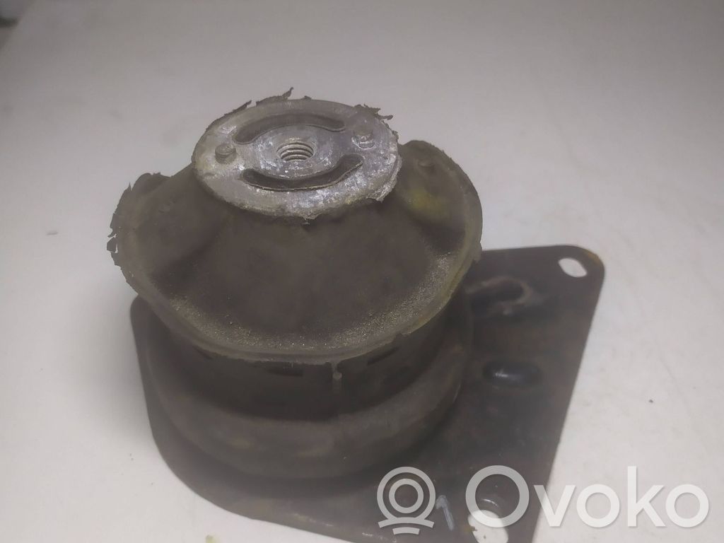 Peugeot 206 Engine mount bracket 
