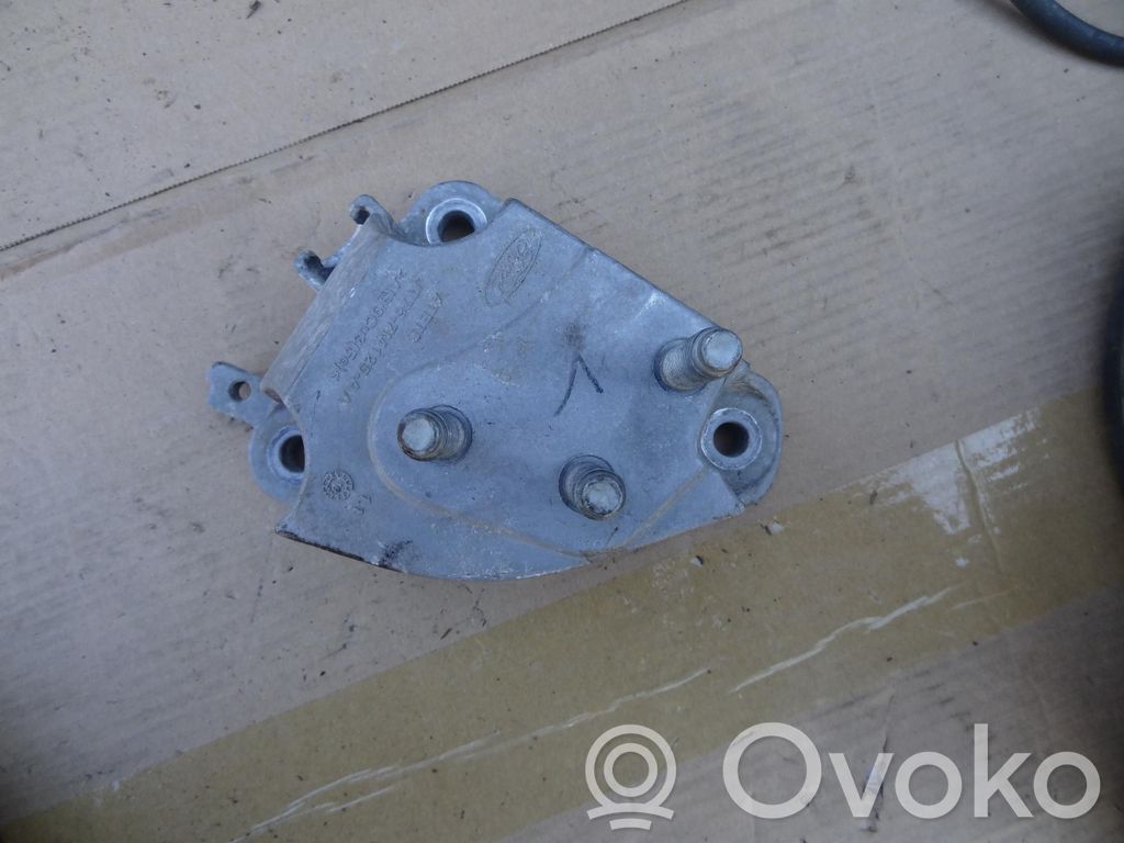 Ford Focus Engine mounting bracket 