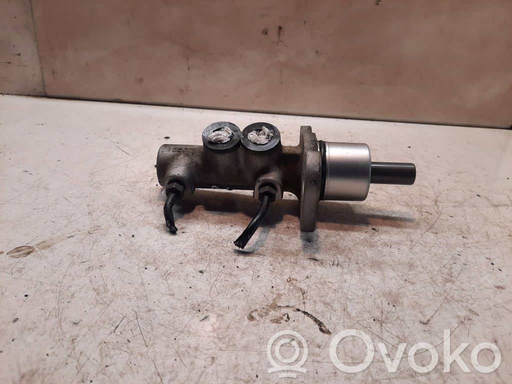 Audi A4 S4 B5 8D Pääjarrusylinteri 