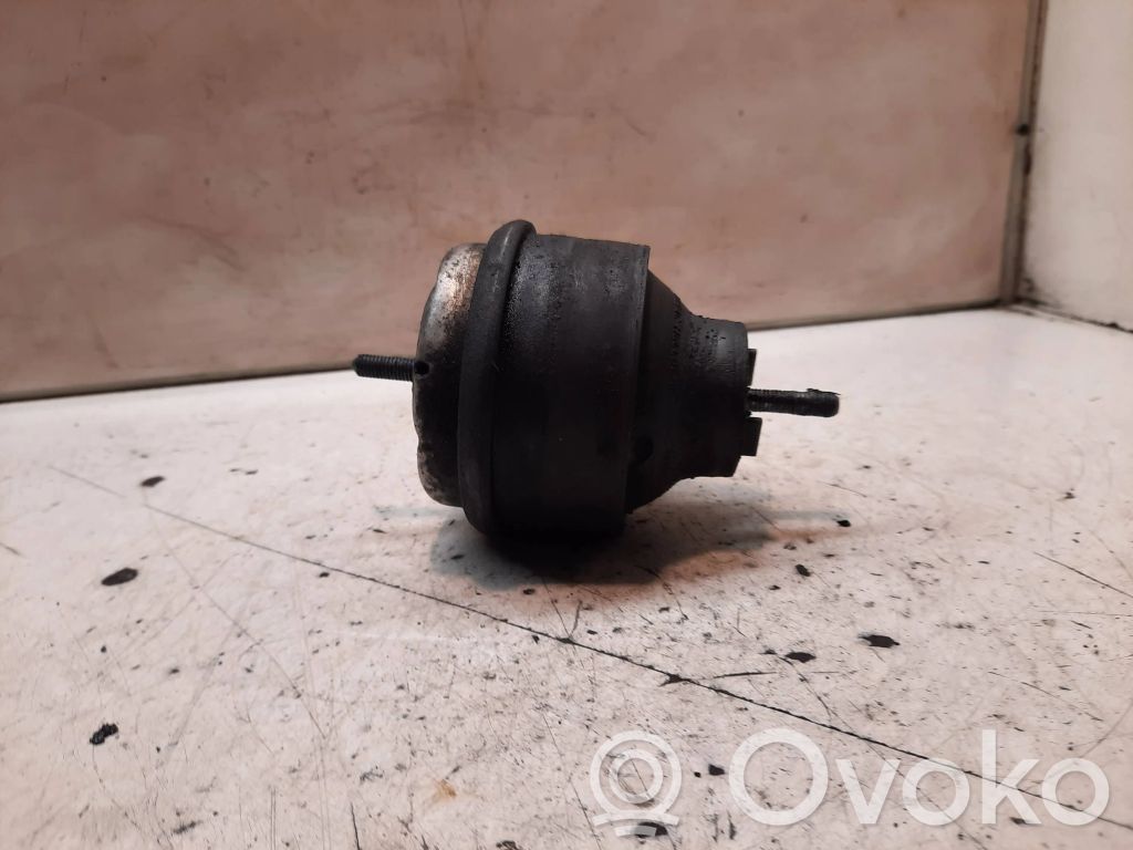 Volkswagen PASSAT B5 Engine mount bracket 