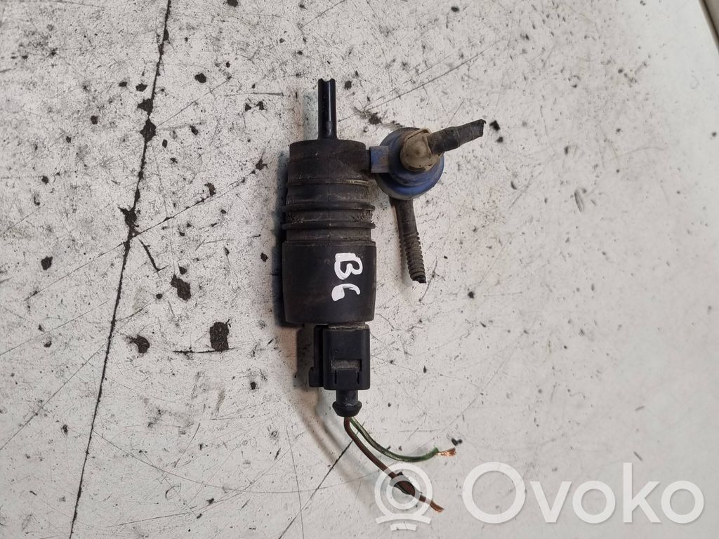 Volkswagen PASSAT B6 Windscreen/windshield washer pump 