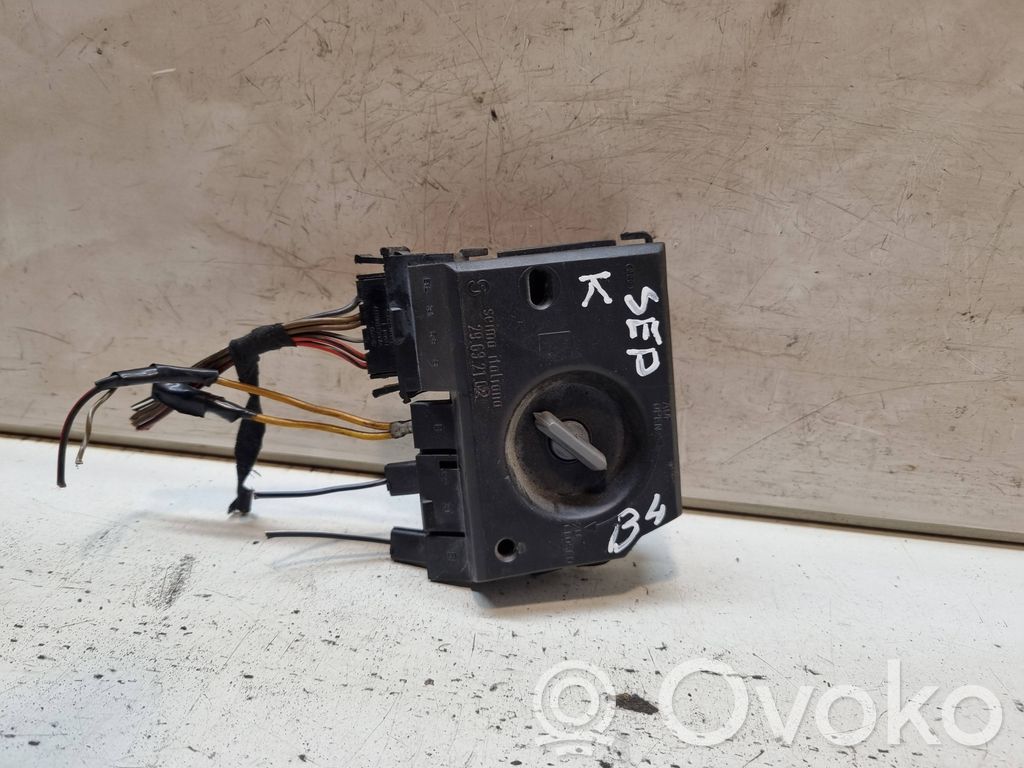 Audi 80 90 S2 B4 Takavalon polttimon suojan pidike 