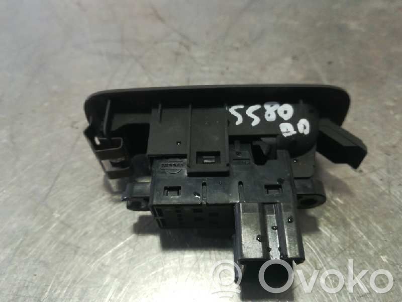 Nissan Qashqai+2 Electric window control switch 