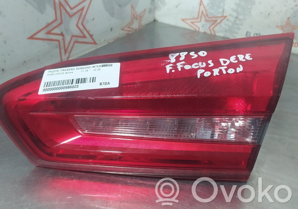 Ford Focus Aizmugurējais lukturis pārsegā 
