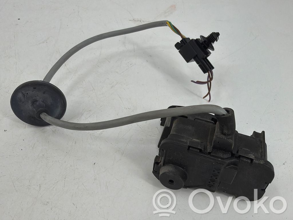 Volkswagen Golf VII Fuel tank cap lock motor 