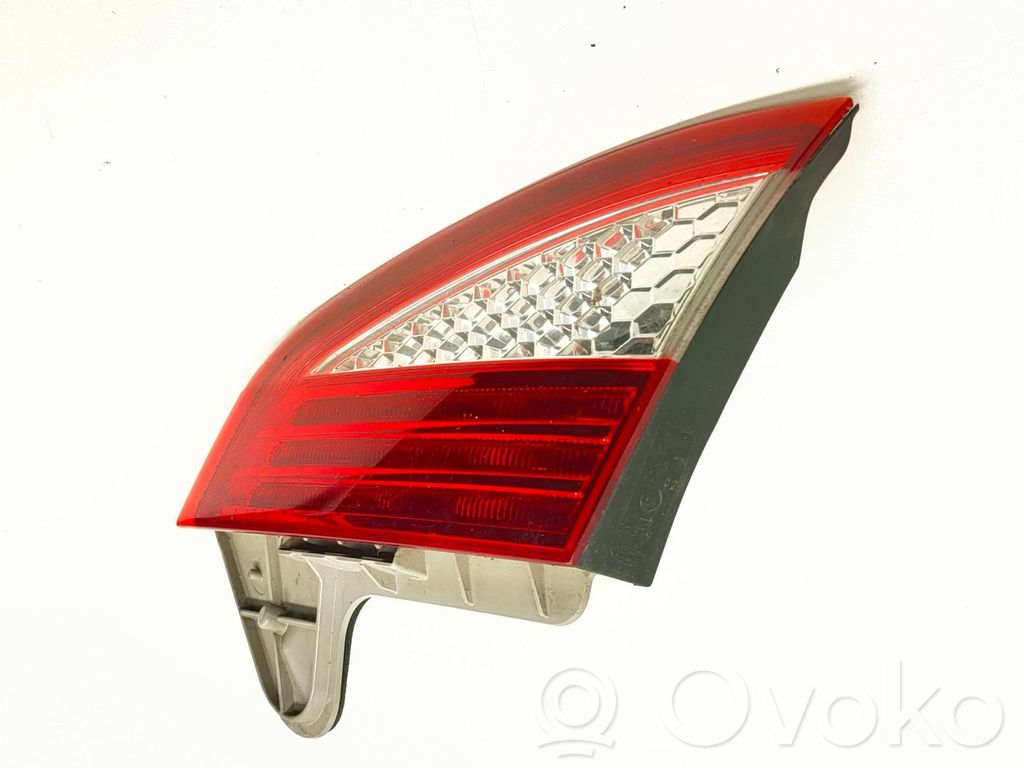 Ford Mondeo MK IV Lampă spate în capacul portbagajului 