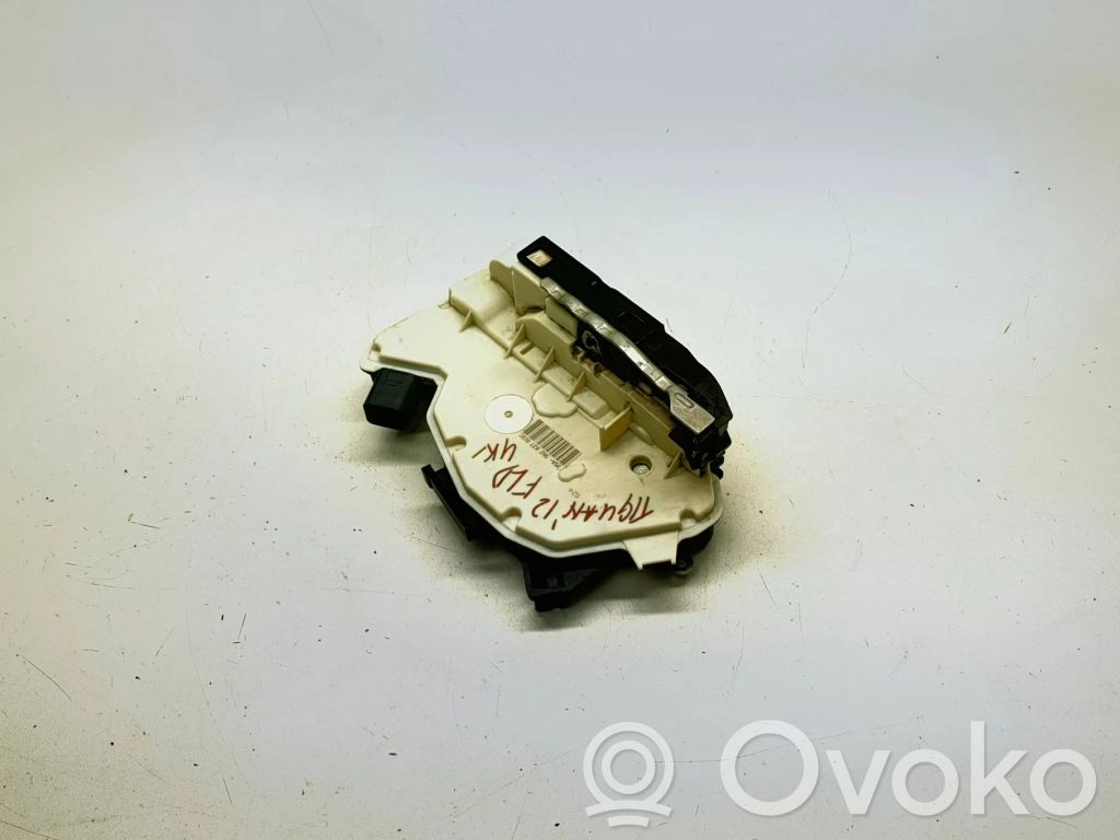 Volkswagen Tiguan Front door lock 