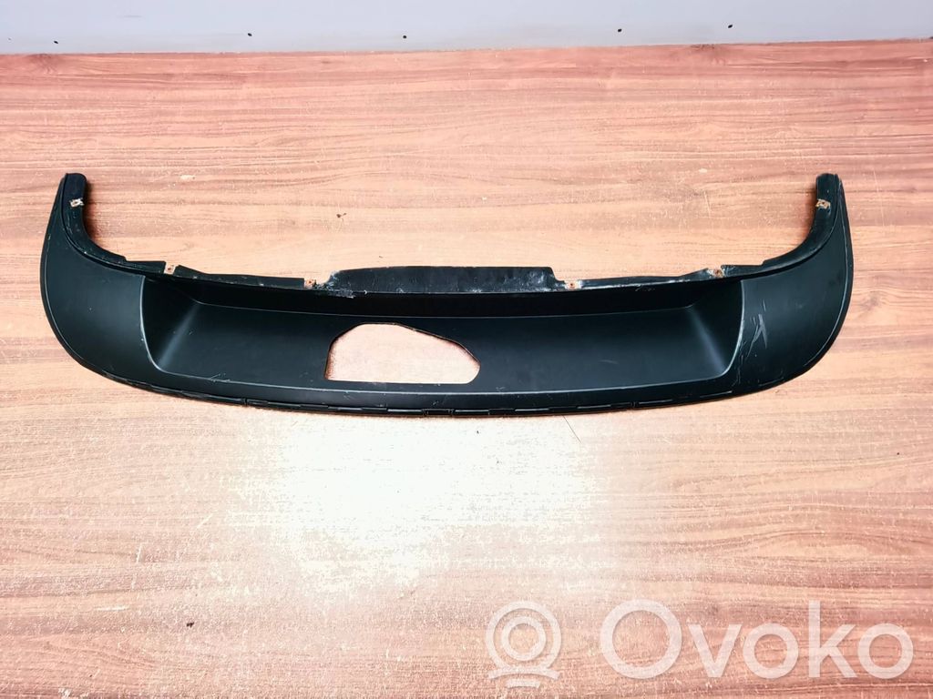 Volkswagen PASSAT B7 Moldura inferior del parachoques trasero 
