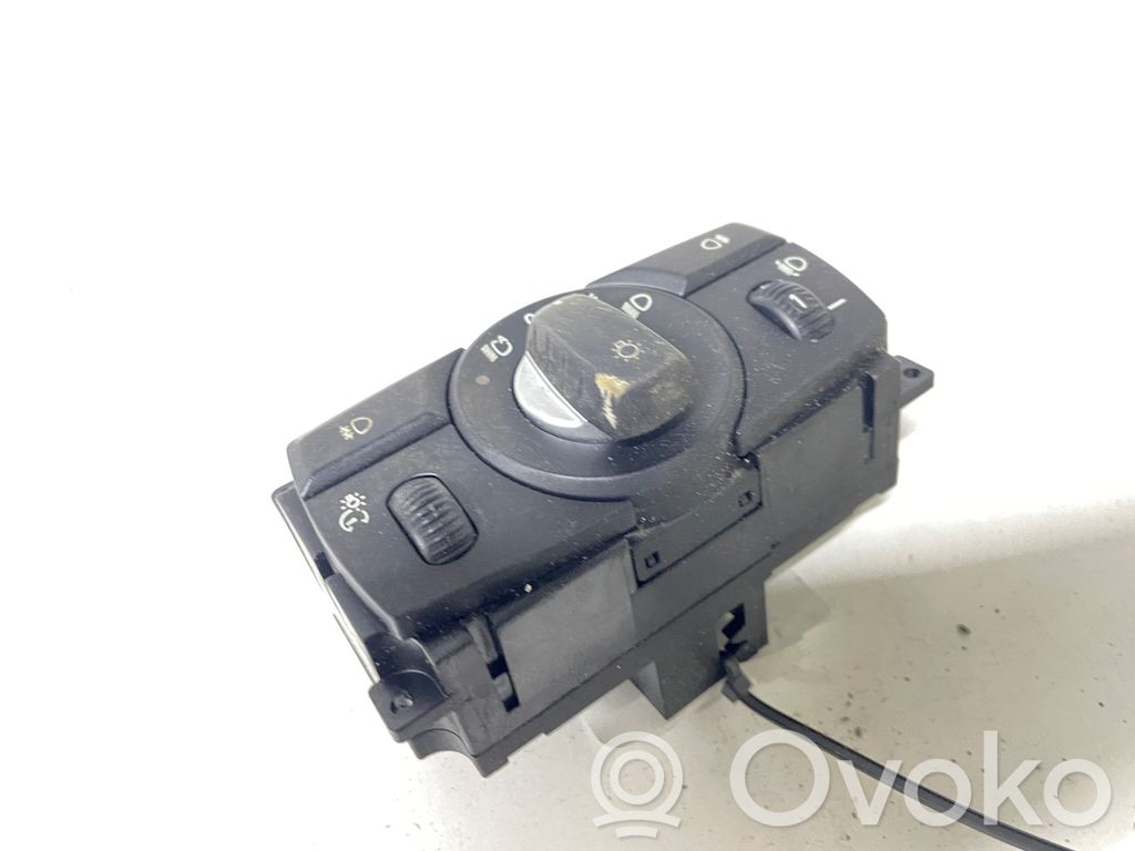 Light switch   6988555,33295101
