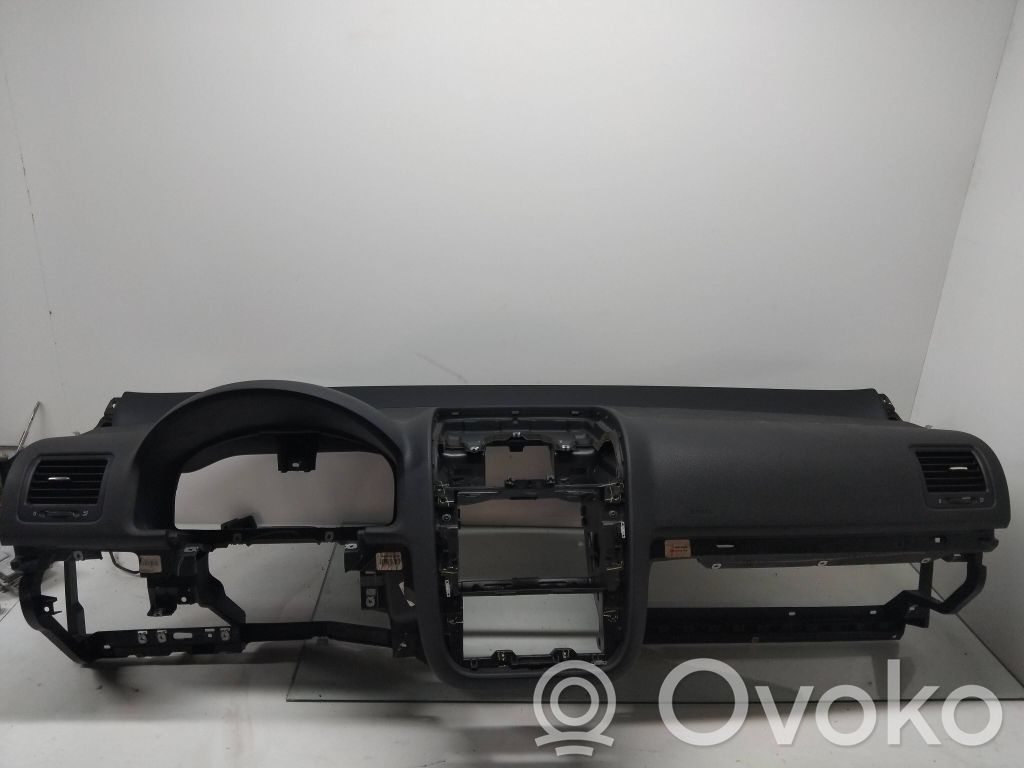Volkswagen Jetta V Deska rozdzielcza 