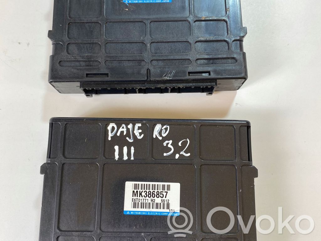 Mitsubishi Montero Módulo de control del espejo lateral 