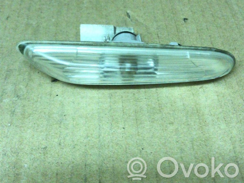 Front fender indicator light   6932998