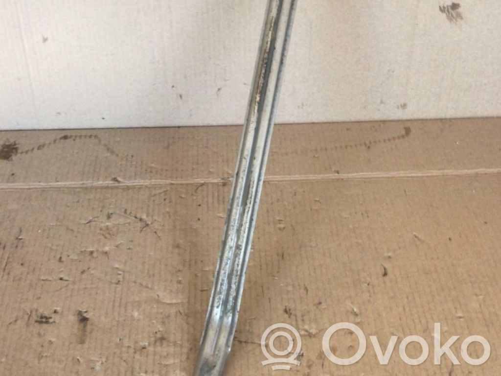 Fuel tank mounting bracket   6765722