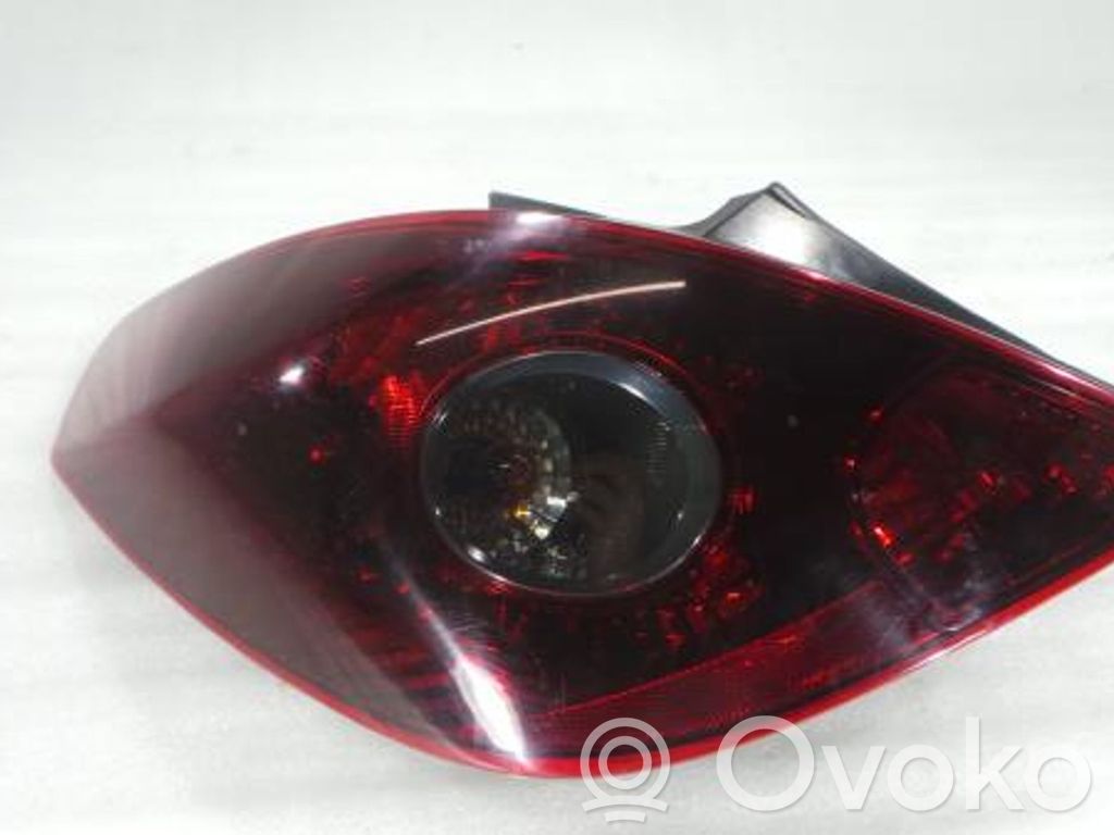 Opel Corsa D Aizmugurējais lukturis pārsegā 