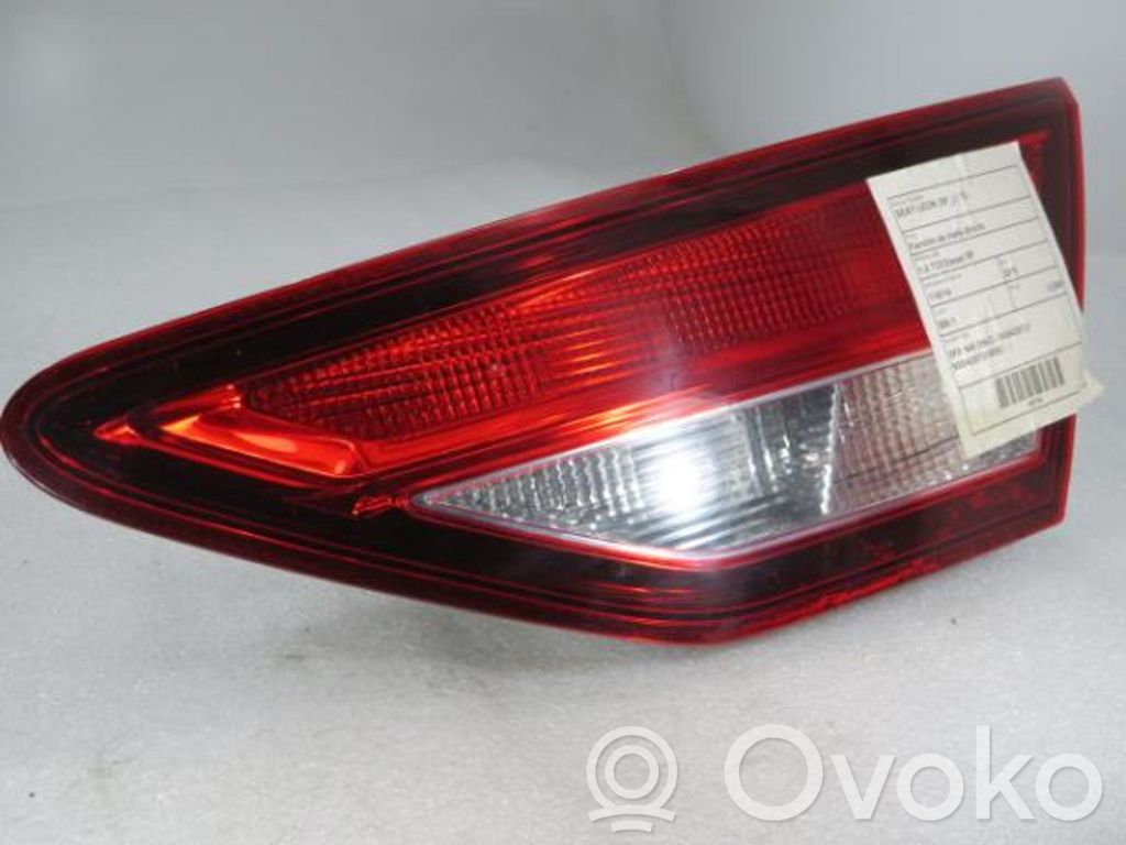 Seat Leon (5F) Galinis žibintas dangtyje 
