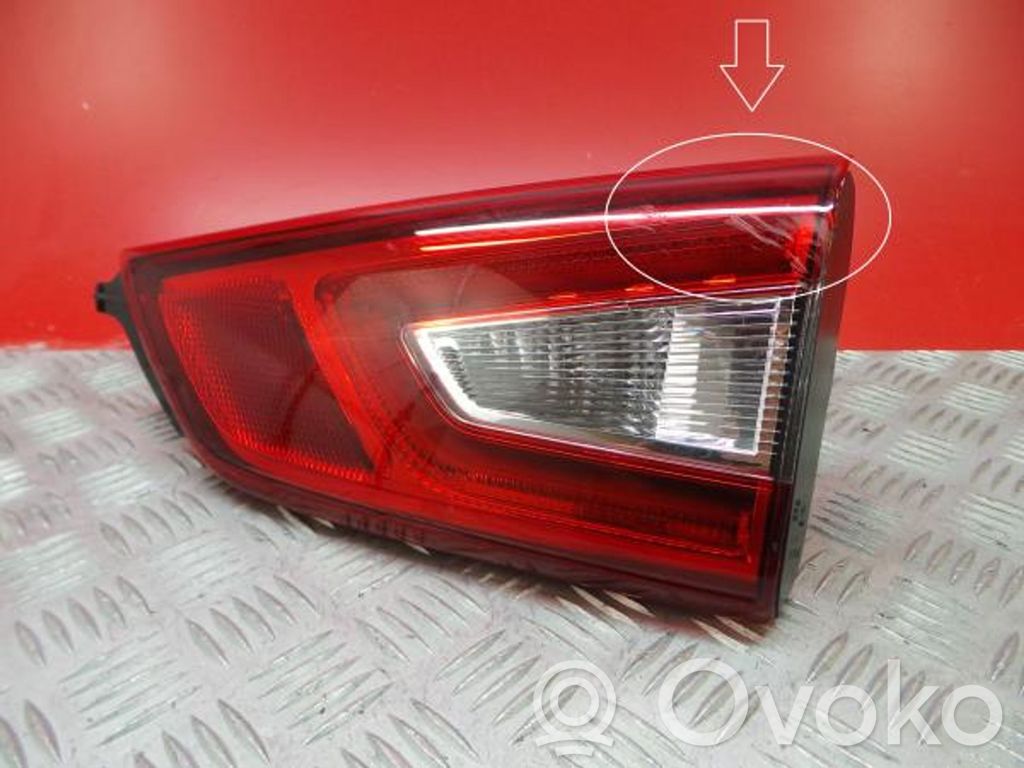 Nissan Qashqai Aizmugurējais lukturis pārsegā 