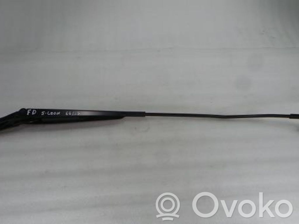 Seat Leon (5F) Front wiper blade arm 