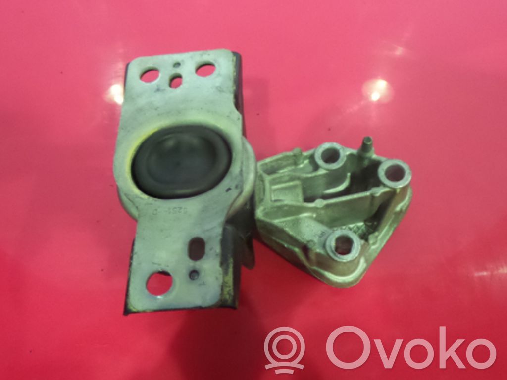 Renault Clio III Engine mount bracket 