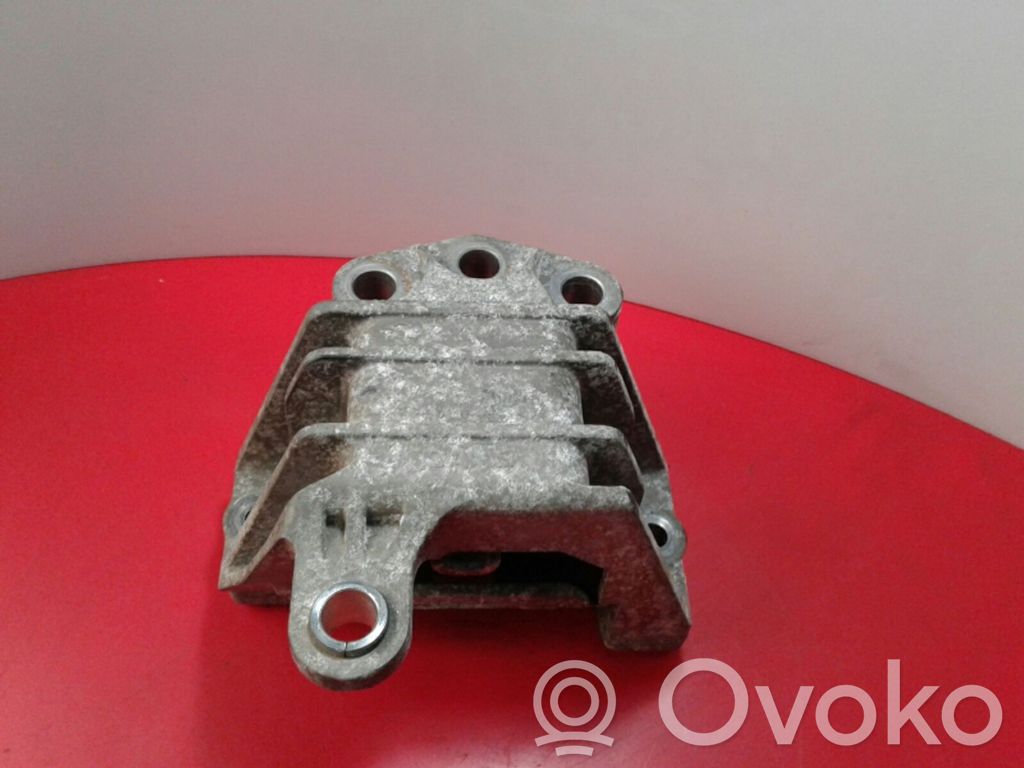 Engine mount bracket   V05369