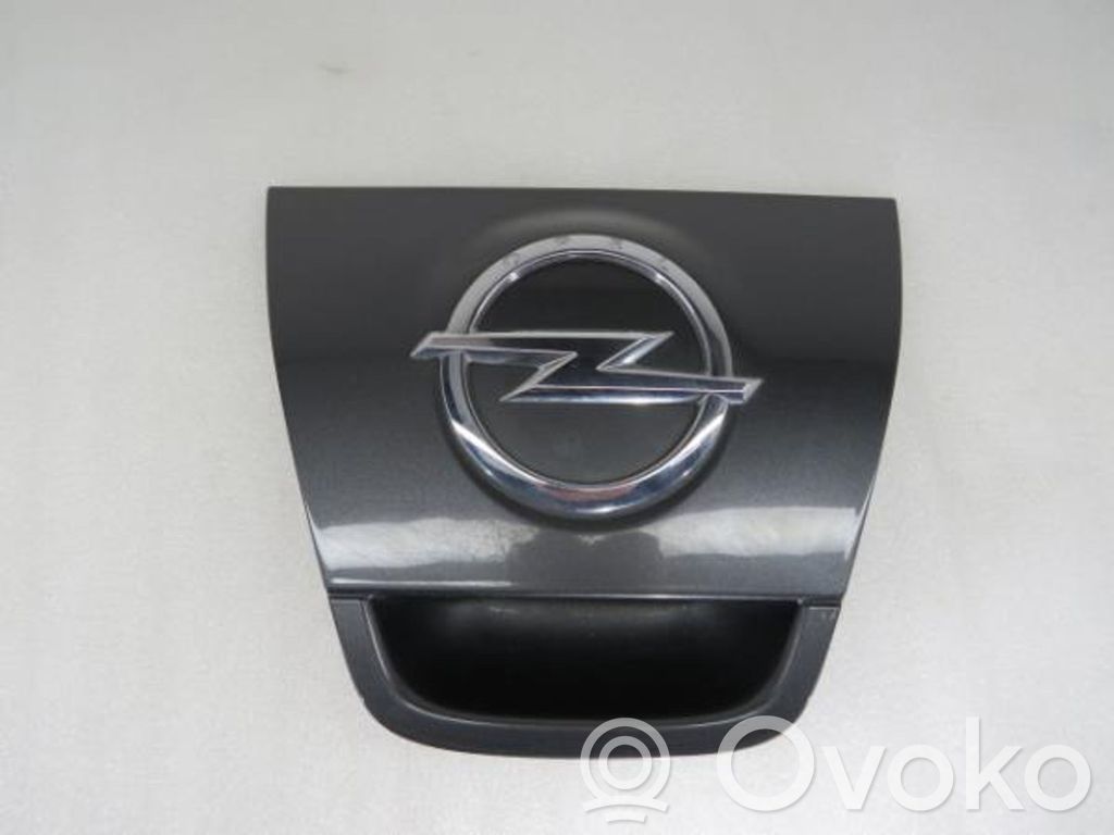 Opel Astra J Zamek tylnej klapy bagażnika 