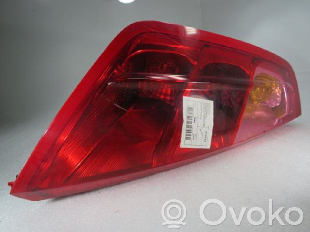 Fiat Grande Punto Galinis žibintas dangtyje 