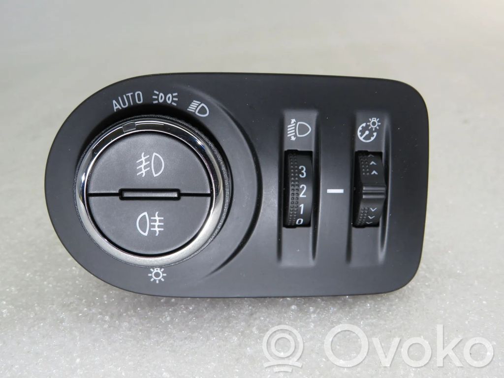 Light switch   39217377,011169N527377,17037868