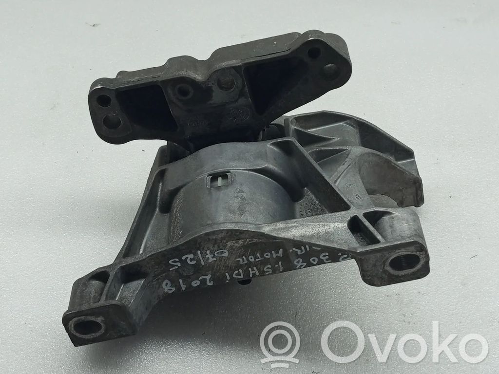 Engine mount bracket   4A103720,4A111210