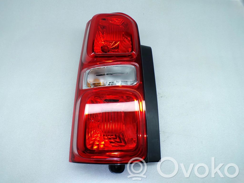 Opel Vivaro Задний фонарь в крышке