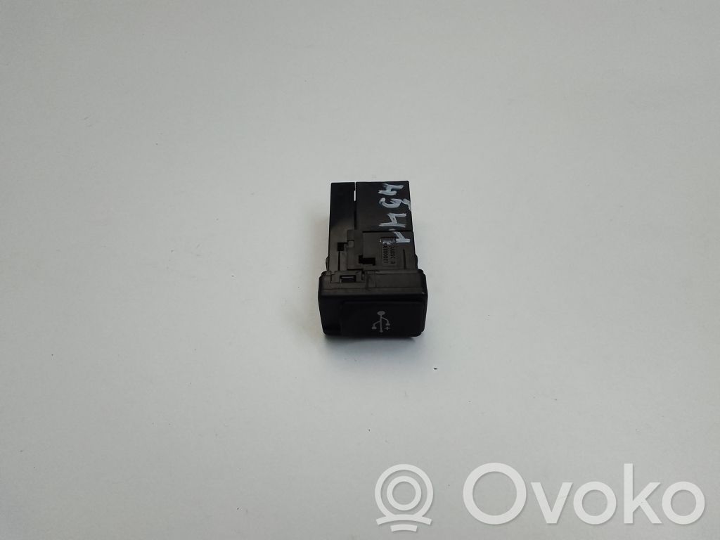 Toyota Yaris Enchufe conector USB 