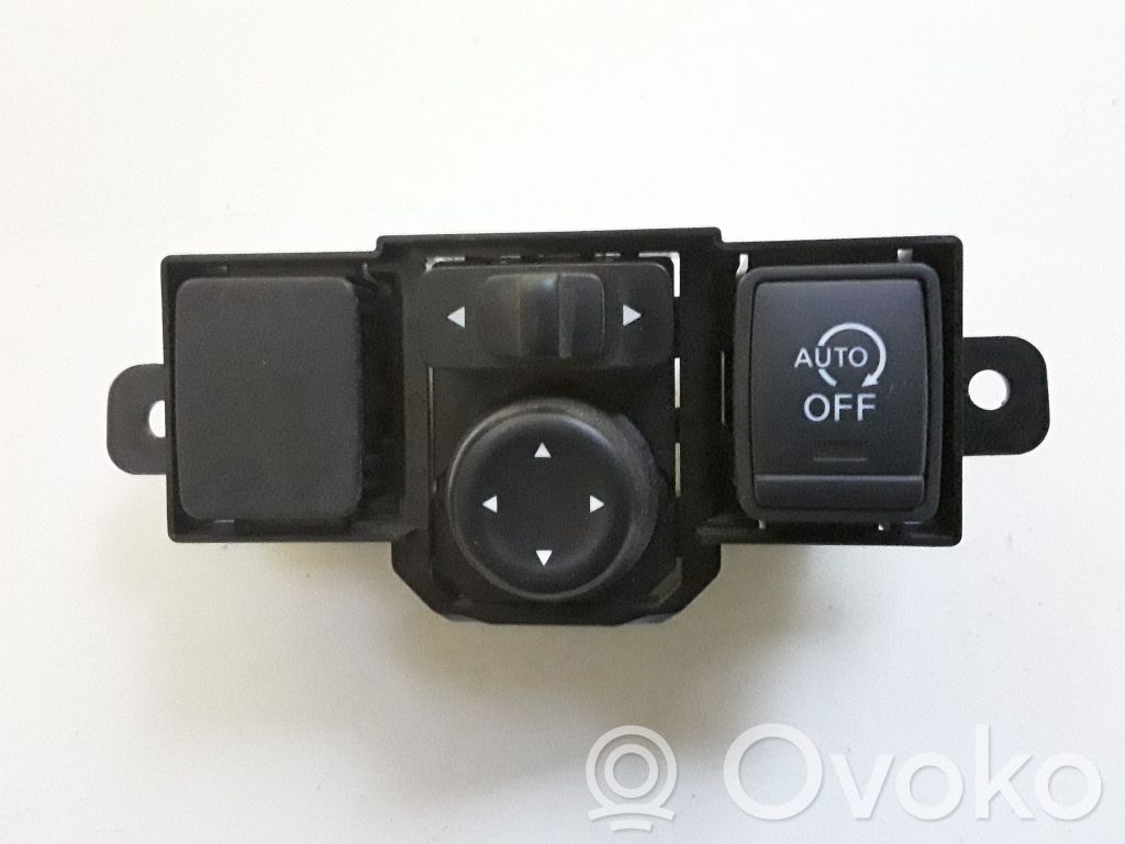 Nissan Note (E12) Wing mirror switch 