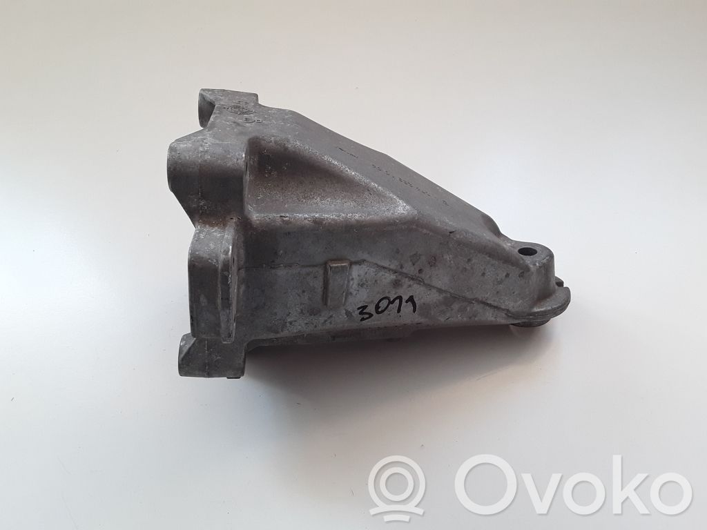 Mercedes-Benz C W205 Engine mounting bracket 