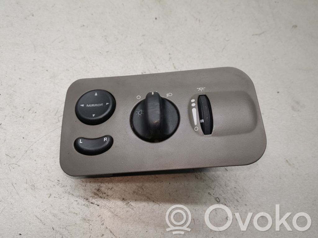 Light switch   74674613