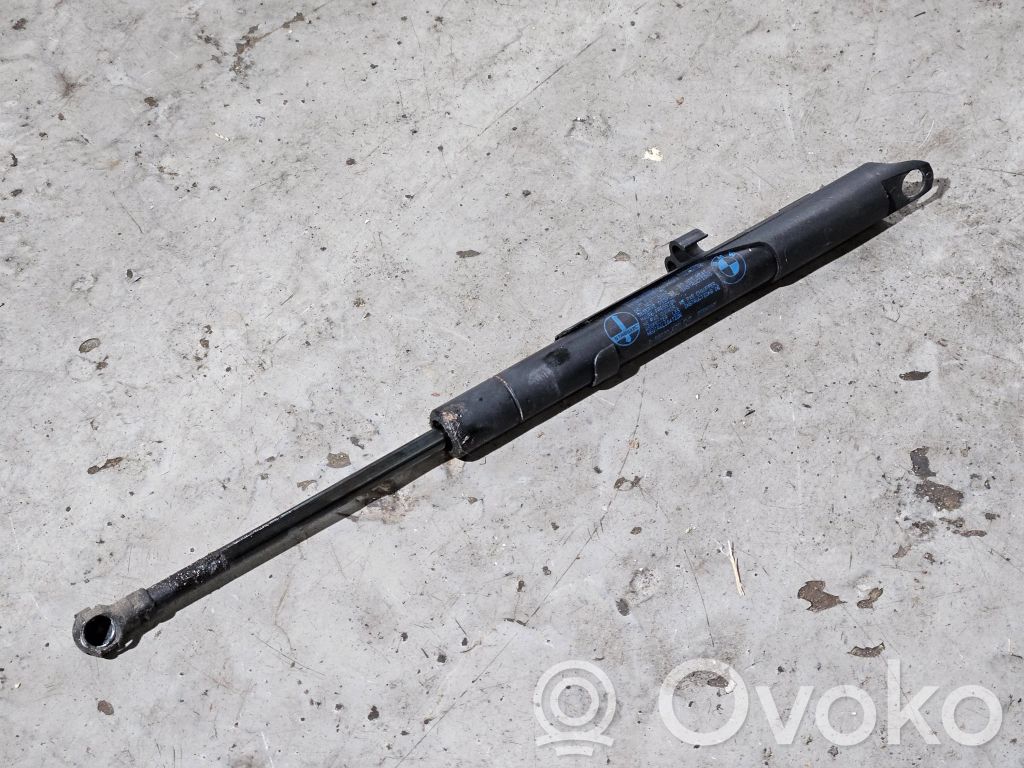 BMW 7 E38 Konepellin kaasujousi 
