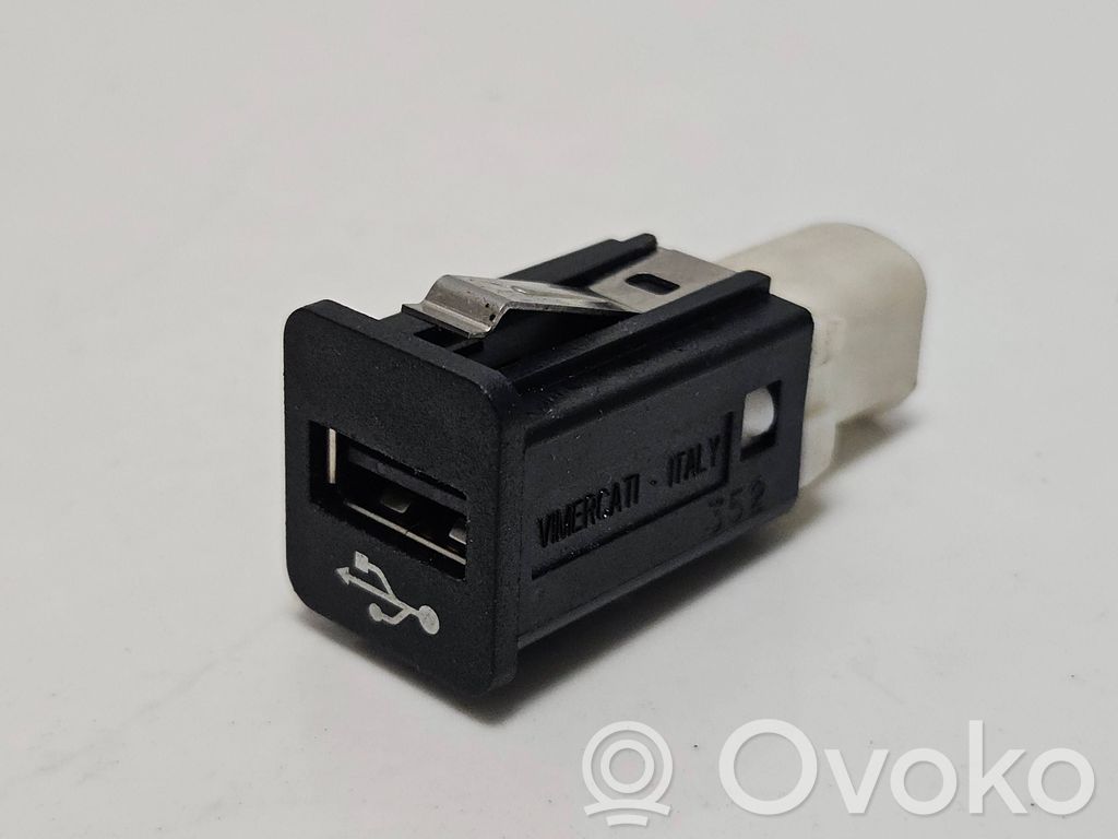 USB-pistokeliitin   9237656,8410