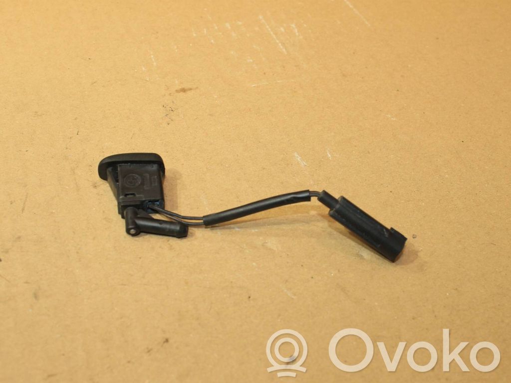 BMW X5 E53 Dysza spryskiwacza szyby przedniej / czołowej 