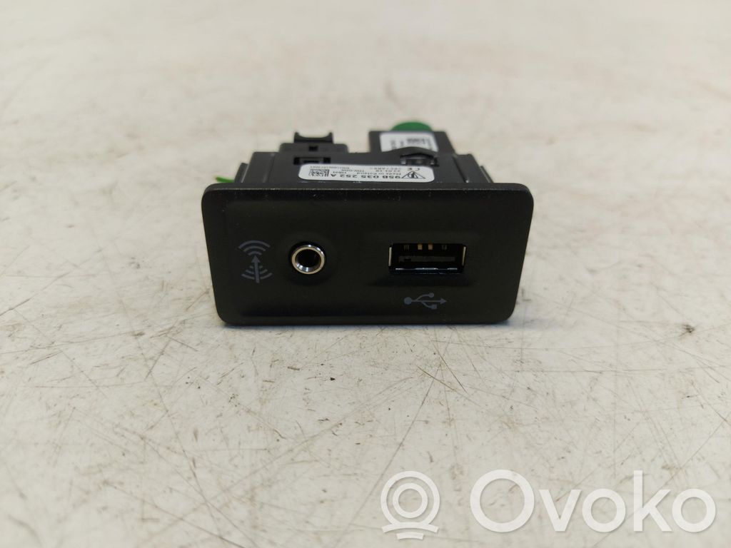 Porsche Macan (95B) Enchufe conector entrada auxiliar 