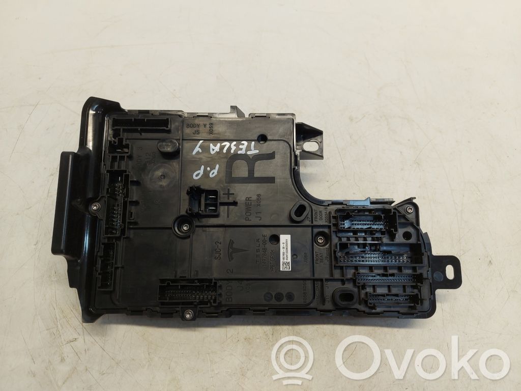 Tesla Model Y Comfort/convenience module 