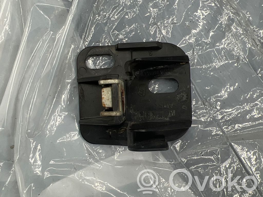 Halterung Kotflügel   7156554