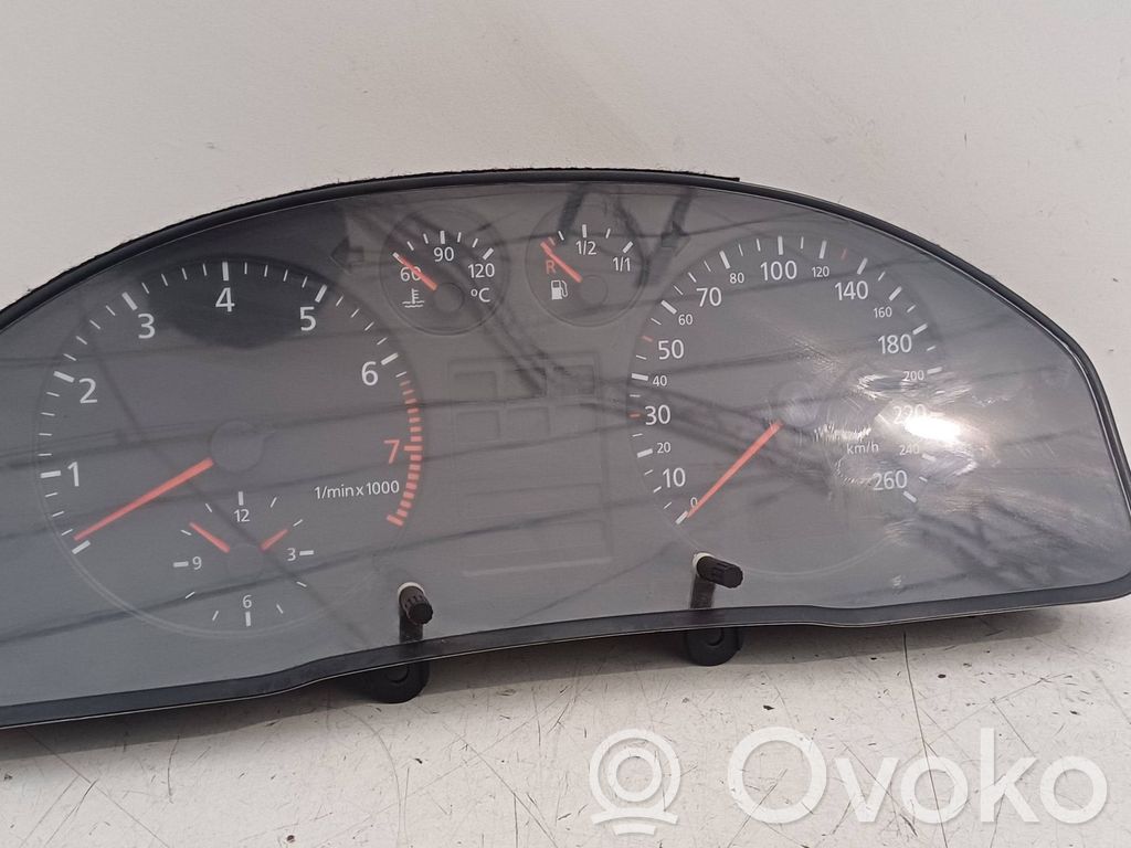 Audi A4 S4 B5 8D Nopeusmittari (mittaristo) 