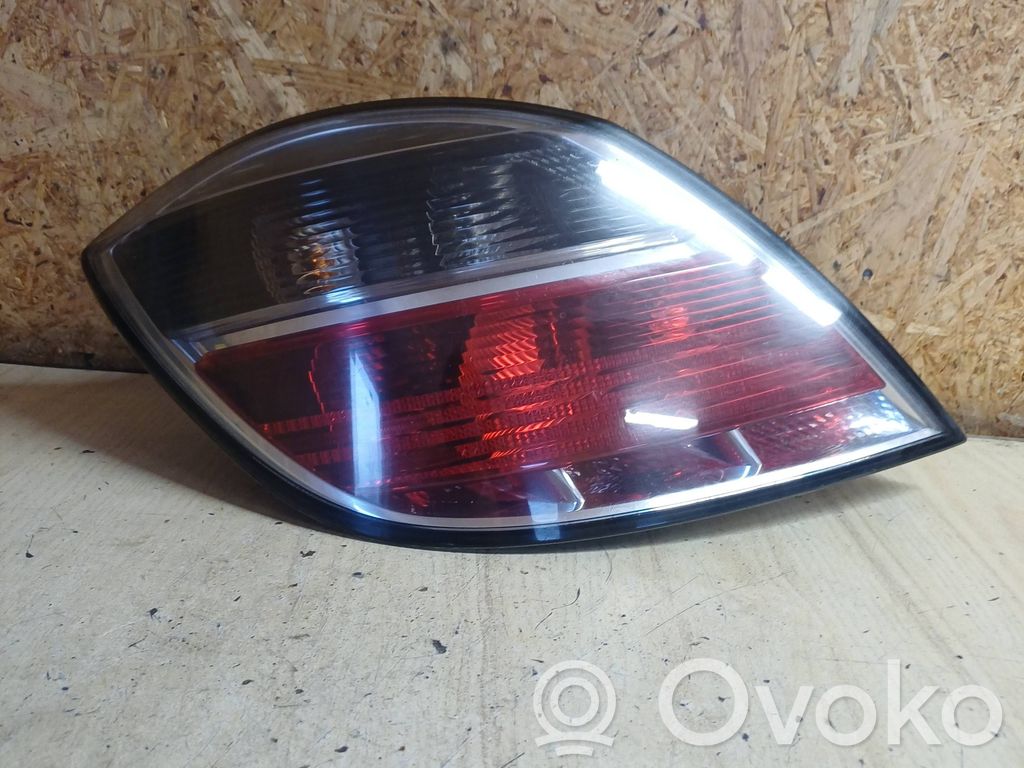 Opel Astra H Aizmugurējais lukturis virsbūvē 