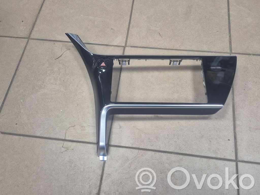 Toyota Auris E180 Moldura de la unidad delantera de radio/GPS 