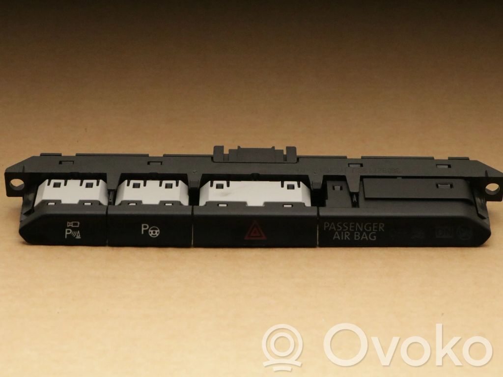 Volkswagen PASSAT B8 Botón interruptor de luz de peligro 