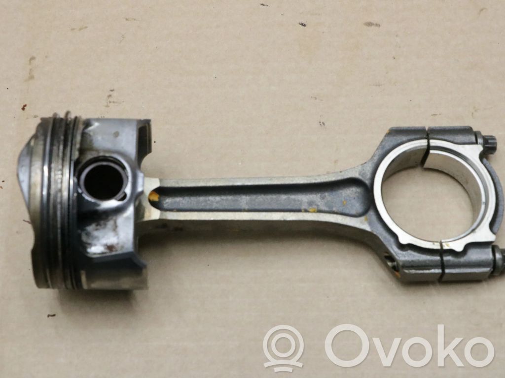 Ford Focus Piston with connecting rod 