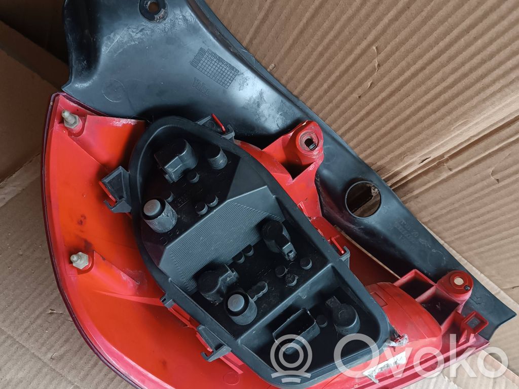Renault Clio III Takavalon polttimon suojan pidike 